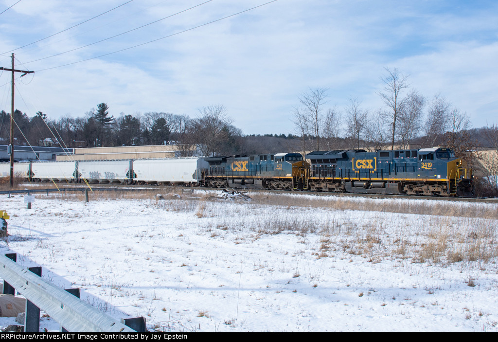 CSX 3419 leads Q426 rounds the bend at Genesee Street
